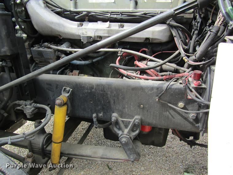 image for item DD8432 2001 Freightliner 48RR94MY semi truck