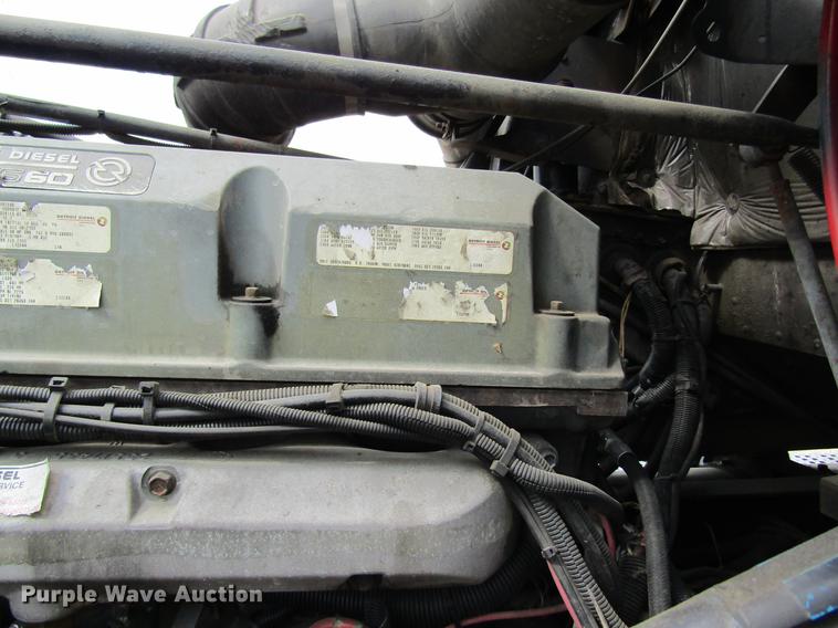 image for item DD8432 2001 Freightliner 48RR94MY semi truck