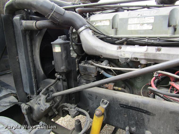 image for item DD8432 2001 Freightliner 48RR94MY semi truck