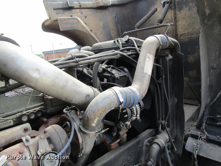 image for item DD8432 2001 Freightliner 48RR94MY semi truck