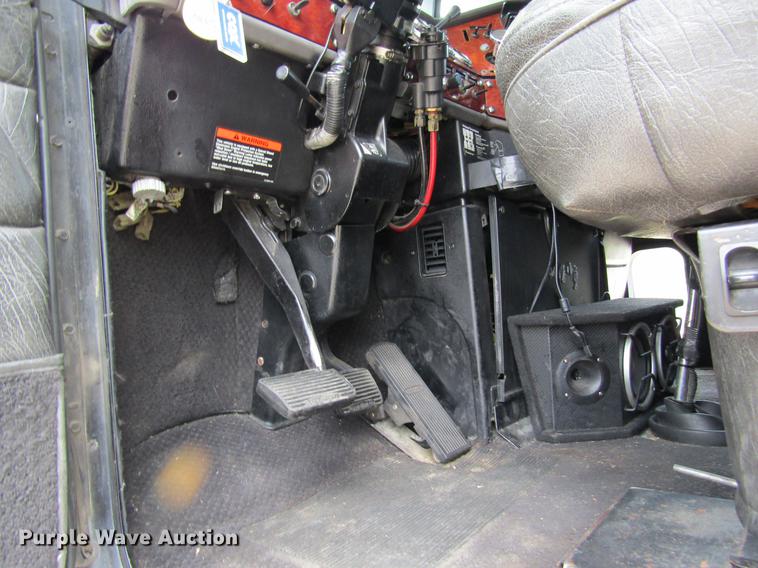 image for item DD8432 2001 Freightliner 48RR94MY semi truck