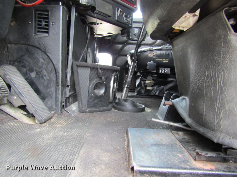 image for item DD8432 2001 Freightliner 48RR94MY semi truck