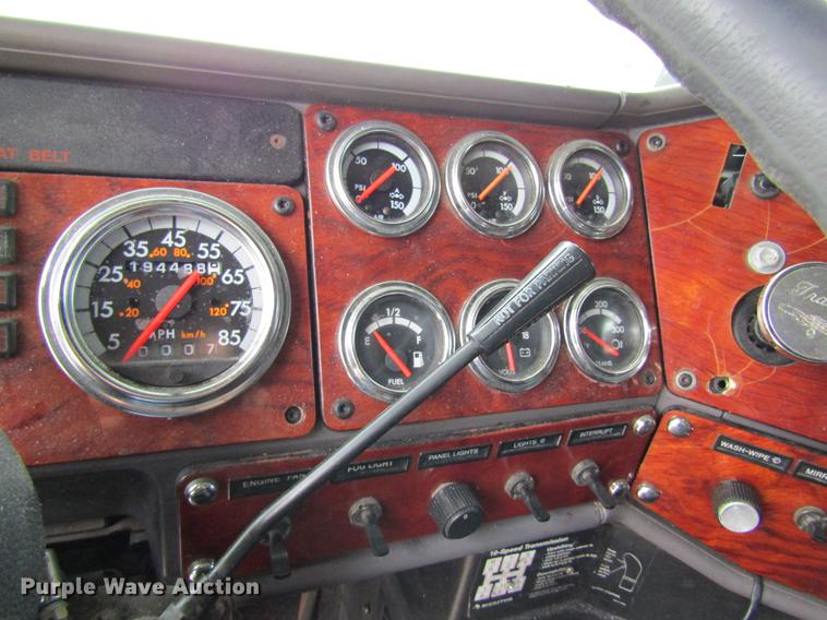 image for item DD8432 2001 Freightliner 48RR94MY semi truck