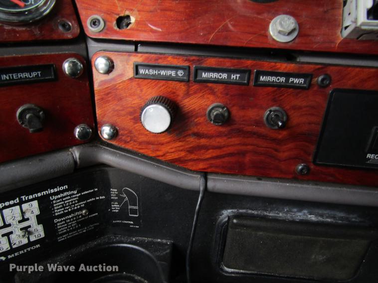 image for item DD8432 2001 Freightliner 48RR94MY semi truck