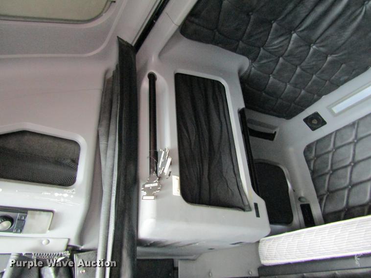 image for item DD8432 2001 Freightliner 48RR94MY semi truck