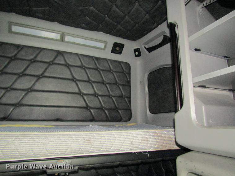 image for item DD8432 2001 Freightliner 48RR94MY semi truck