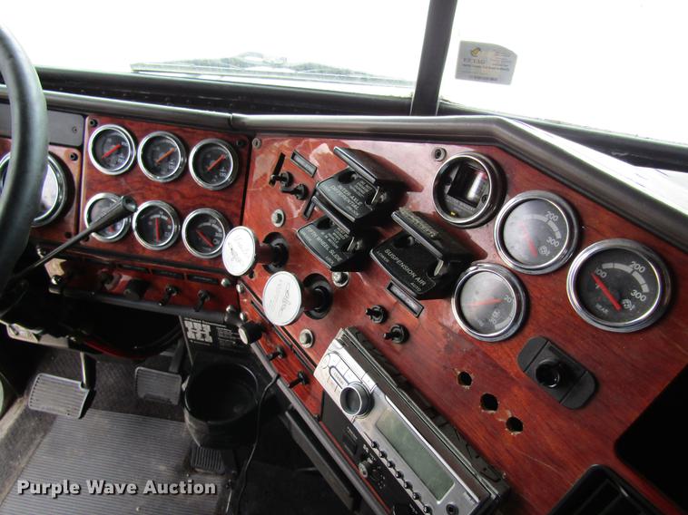 image for item DD8432 2001 Freightliner 48RR94MY semi truck