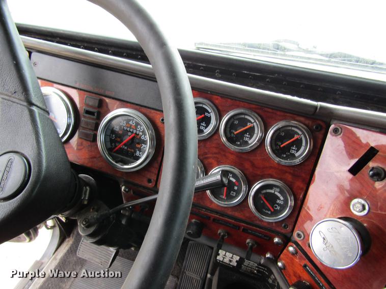 image for item DD8432 2001 Freightliner 48RR94MY semi truck