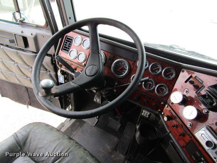 image for item DD8432 2001 Freightliner 48RR94MY semi truck