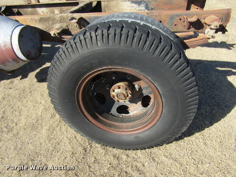 image for item DE6626 1958 Ford 600 truck chassis