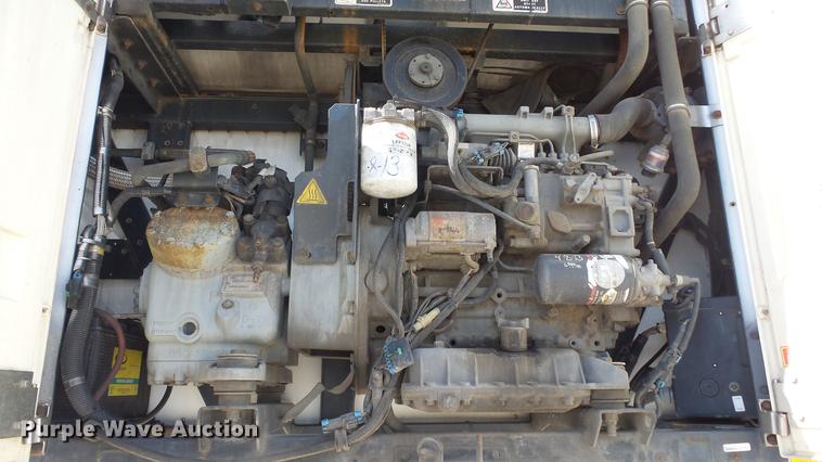 image for item DF4272 2004 Utility 3000R refrigerated van trailer