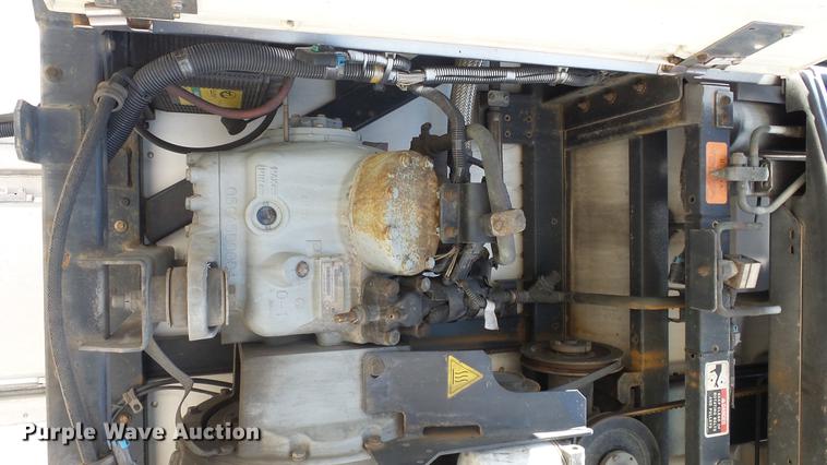 image for item DF4272 2004 Utility 3000R refrigerated van trailer