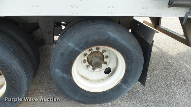 image for item DF4272 2004 Utility 3000R refrigerated van trailer