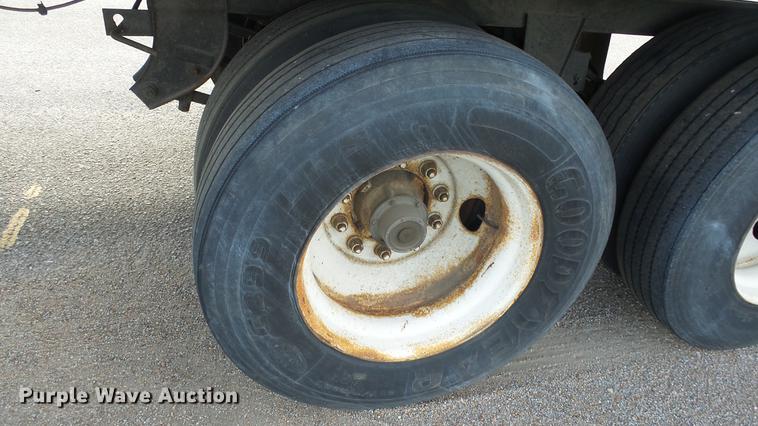 image for item DF4272 2004 Utility 3000R refrigerated van trailer