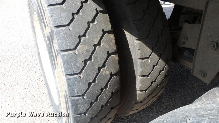 image for item DF4272 2004 Utility 3000R refrigerated van trailer