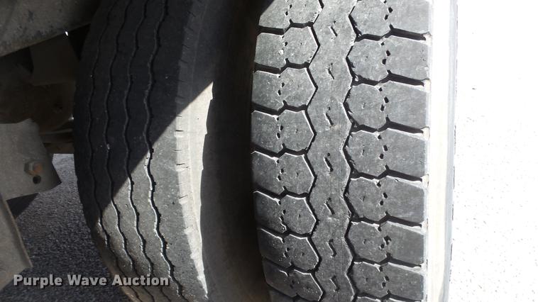 image for item DF4272 2004 Utility 3000R refrigerated van trailer