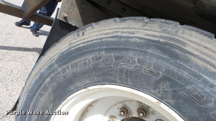 image for item DF4272 2004 Utility 3000R refrigerated van trailer