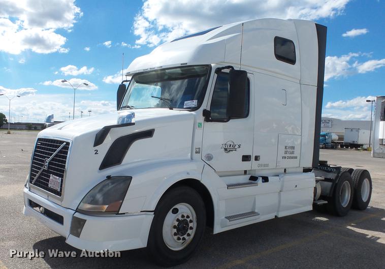 image for item DF4274 2012 Volvo VNL semi truck