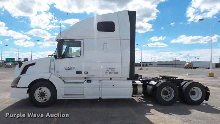 image for item DF4274 2012 Volvo VNL semi truck