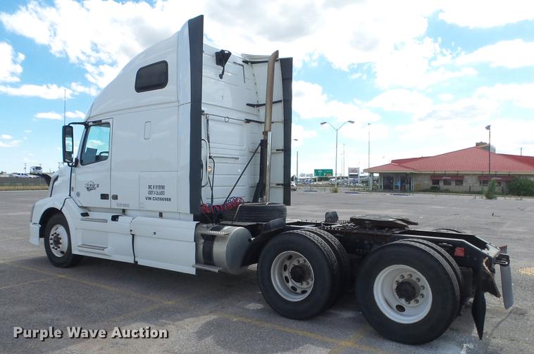 image for item DF4274 2012 Volvo VNL semi truck