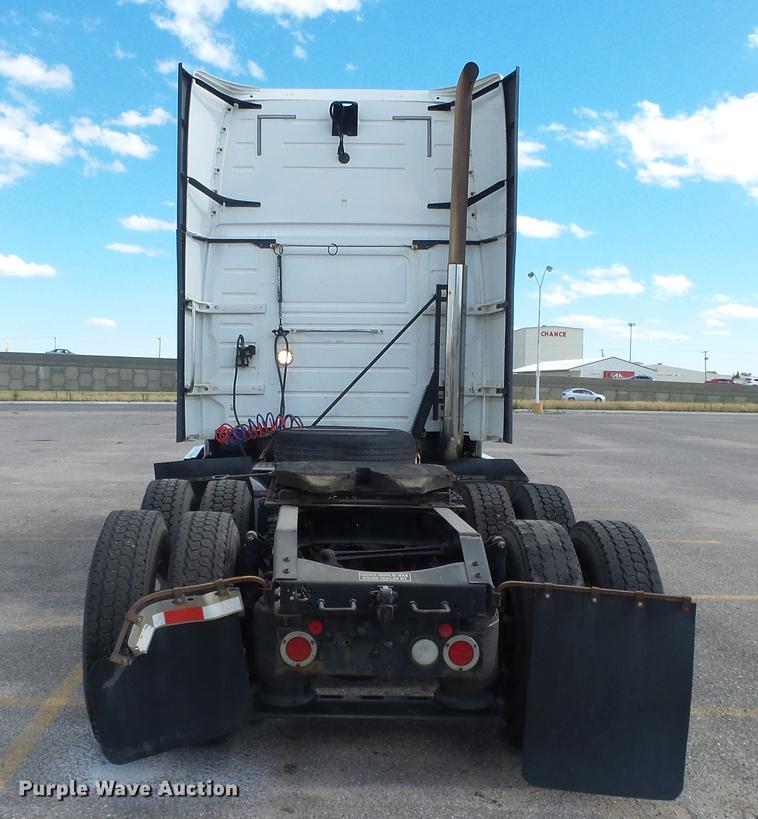image for item DF4274 2012 Volvo VNL semi truck