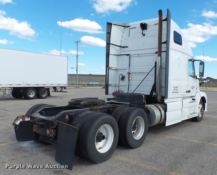 image for item DF4274 2012 Volvo VNL semi truck
