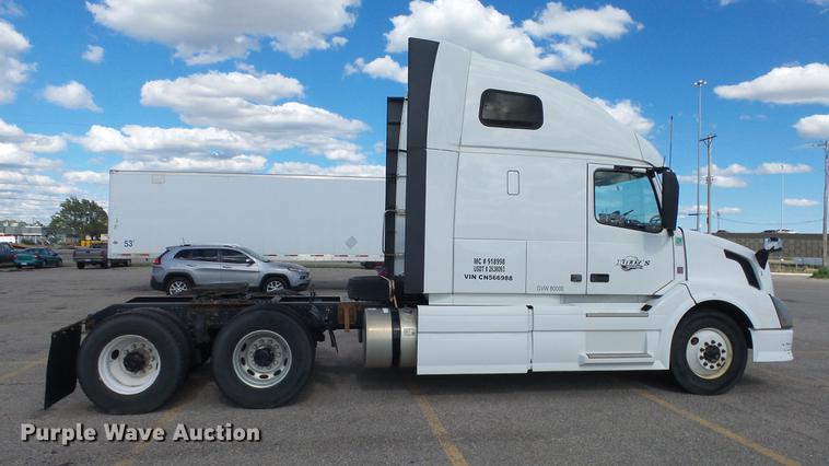 image for item DF4274 2012 Volvo VNL semi truck