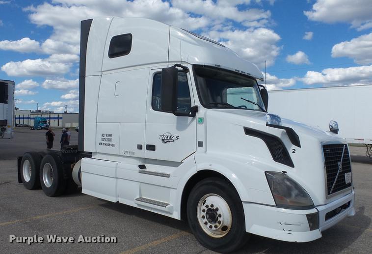 image for item DF4274 2012 Volvo VNL semi truck
