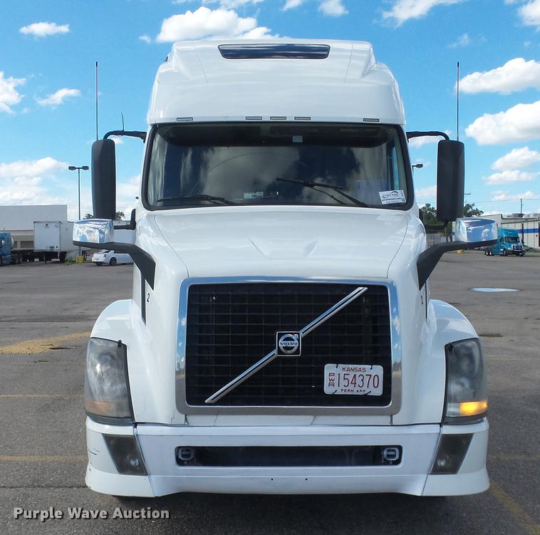 image for item DF4274 2012 Volvo VNL semi truck