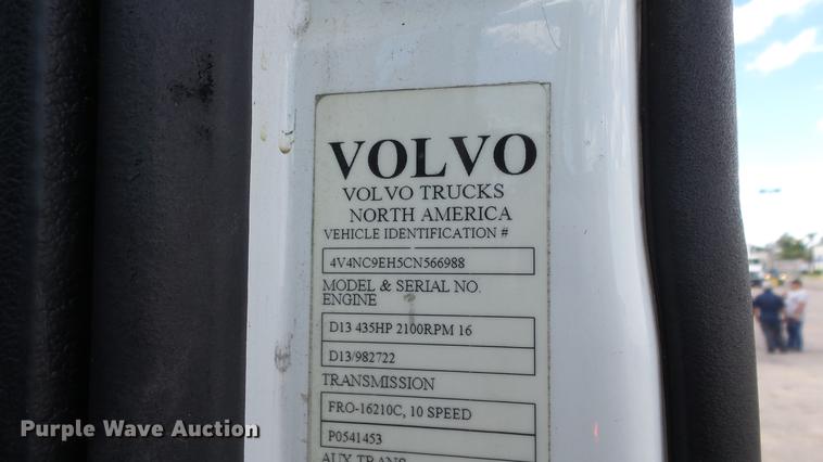 image for item DF4274 2012 Volvo VNL semi truck