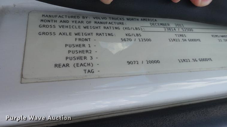 image for item DF4274 2012 Volvo VNL semi truck