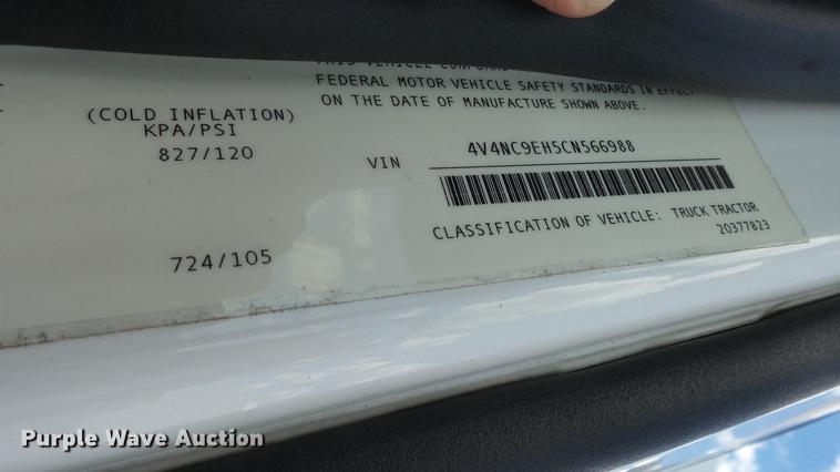 image for item DF4274 2012 Volvo VNL semi truck