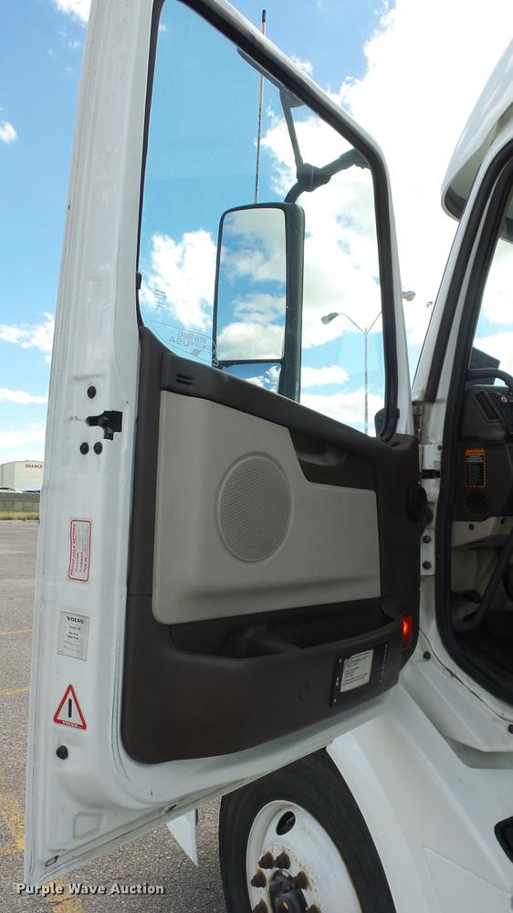 image for item DF4274 2012 Volvo VNL semi truck