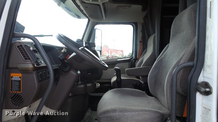 image for item DF4274 2012 Volvo VNL semi truck