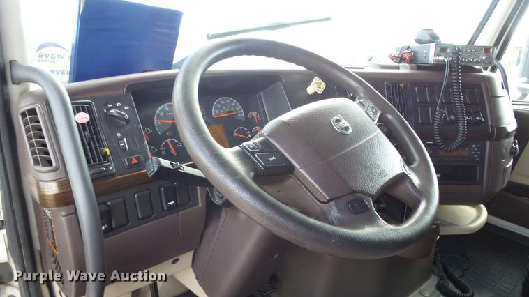image for item DF4274 2012 Volvo VNL semi truck