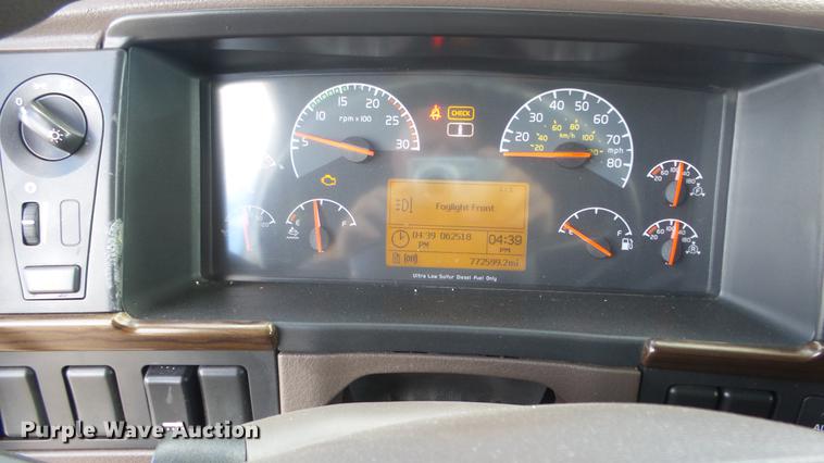 image for item DF4274 2012 Volvo VNL semi truck