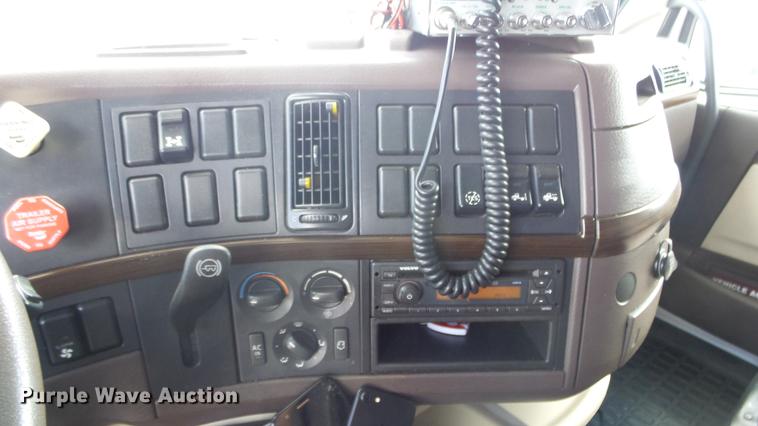 image for item DF4274 2012 Volvo VNL semi truck