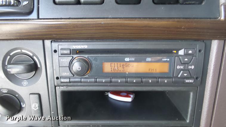 image for item DF4274 2012 Volvo VNL semi truck