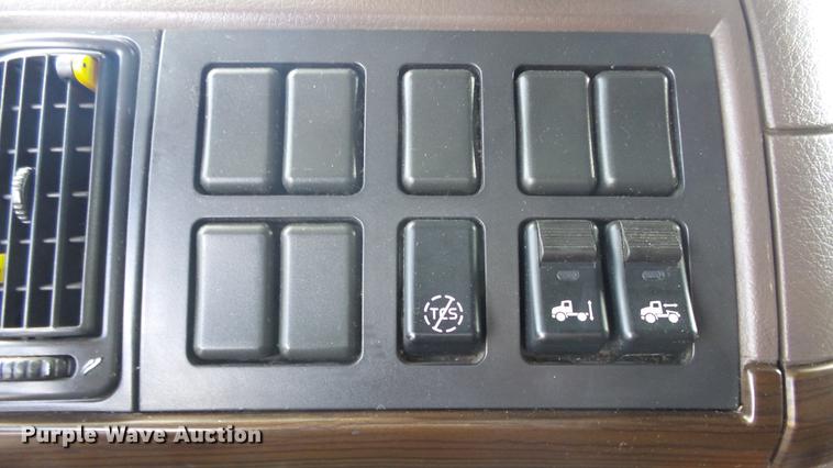 image for item DF4274 2012 Volvo VNL semi truck