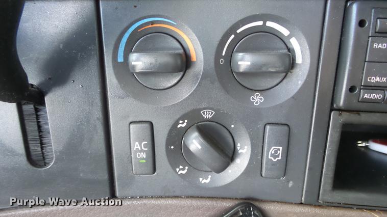 image for item DF4274 2012 Volvo VNL semi truck