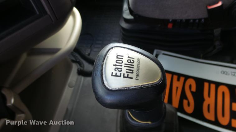 image for item DF4274 2012 Volvo VNL semi truck