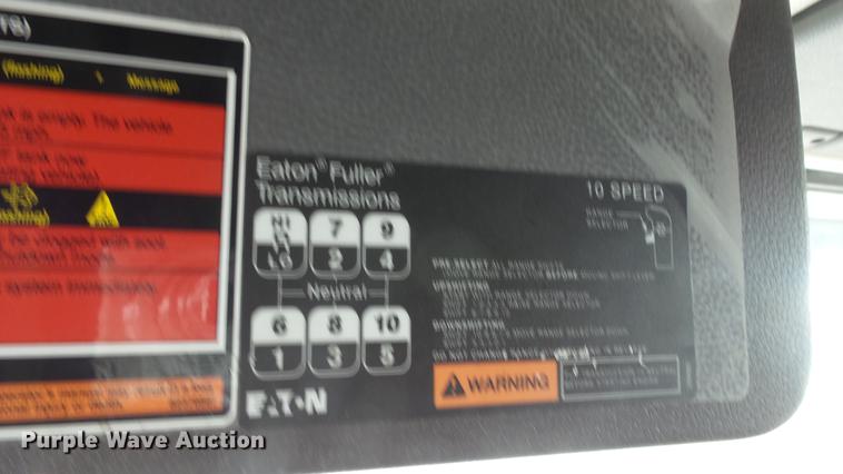 image for item DF4274 2012 Volvo VNL semi truck