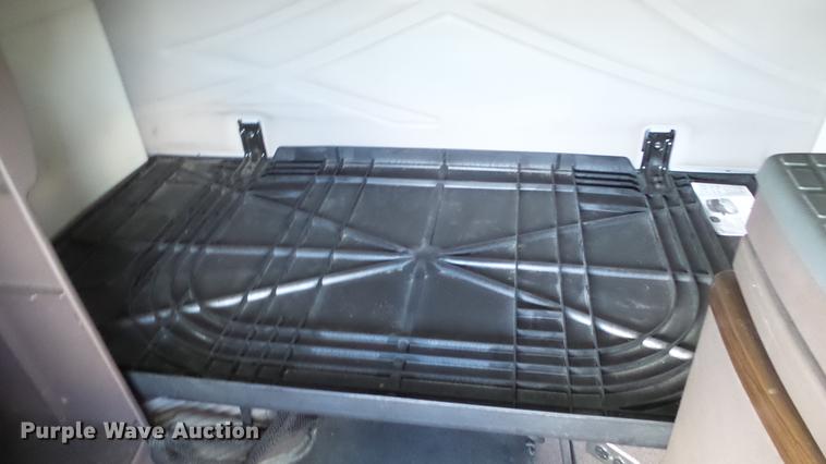 image for item DF4274 2012 Volvo VNL semi truck