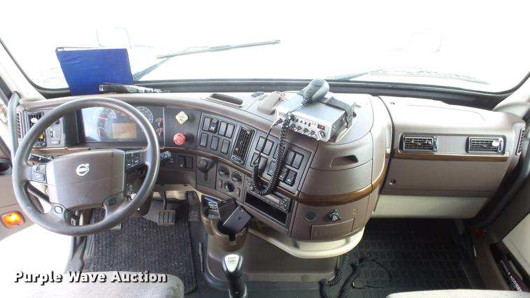 image for item DF4274 2012 Volvo VNL semi truck