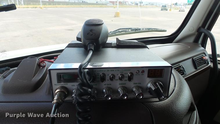 image for item DF4274 2012 Volvo VNL semi truck