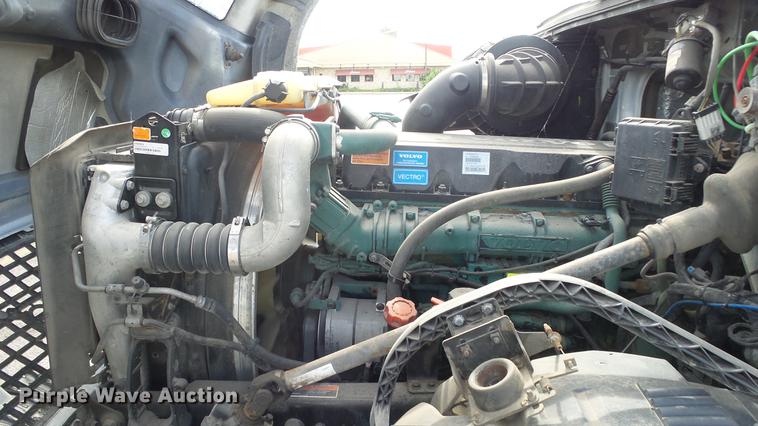 image for item DF4274 2012 Volvo VNL semi truck