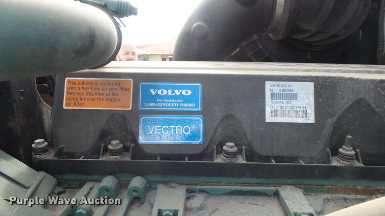 image for item DF4274 2012 Volvo VNL semi truck
