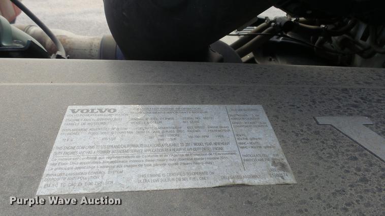 image for item DF4274 2012 Volvo VNL semi truck