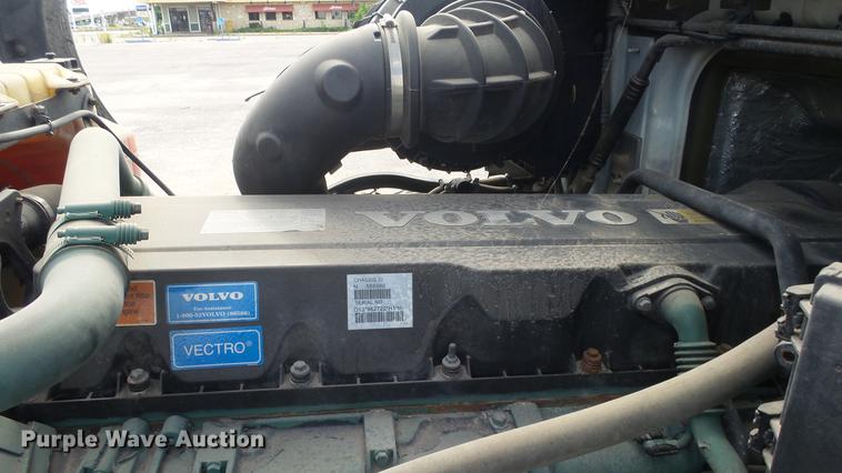 image for item DF4274 2012 Volvo VNL semi truck
