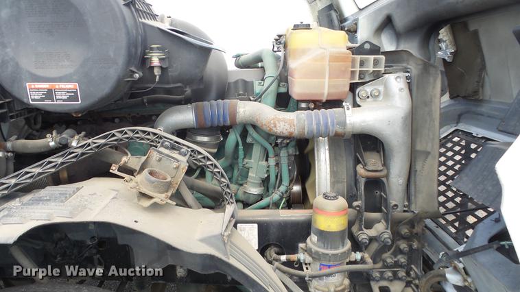 image for item DF4274 2012 Volvo VNL semi truck